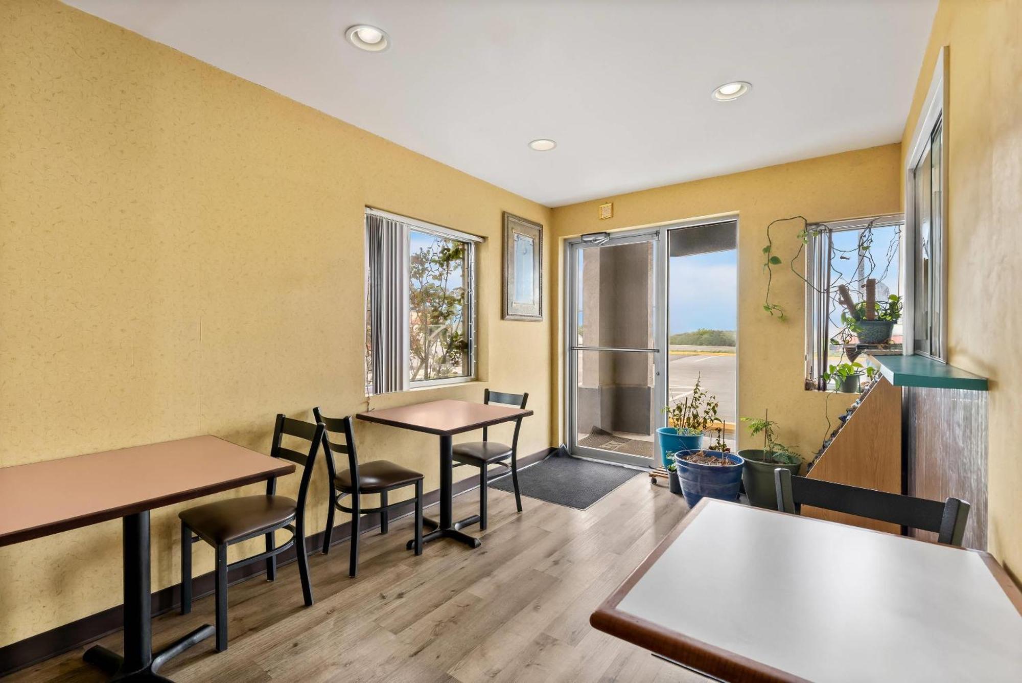 Econo Lodge Fredericksburg Near I-95 מראה חיצוני תמונה